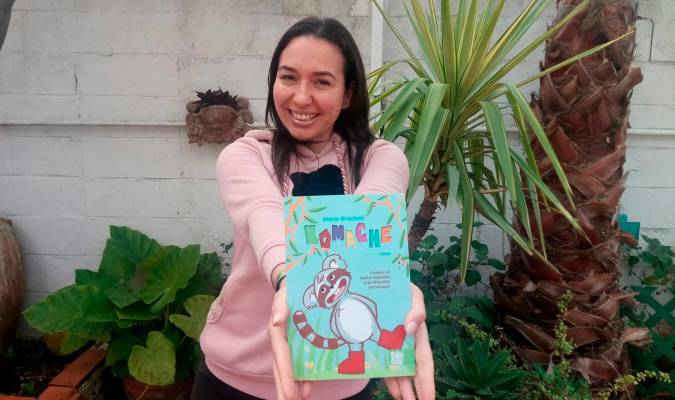 María Graciani mostrando un ejemplar de su nuevo libro «Komache». / Fotografía cortesía de la autora