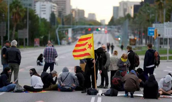 Primeros cortes de carretera en la jornada de huelga de Cataluña