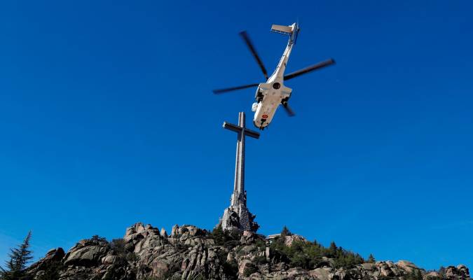 Vista del helicóptero trasladando los restos de Francisco Franco tras su exhumación del Valle de los Caídos. EFE/J.J. Guillén