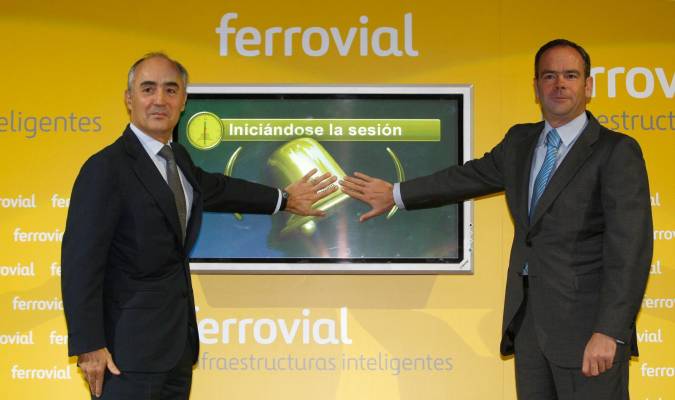 Imagen de archivo de la salida a bolsa de Ferrovial con su presidente, Rafael del Pino (i), y el entonces consejero delegado Iñigo Meirás (d). EFE/Kote Rodrigo
