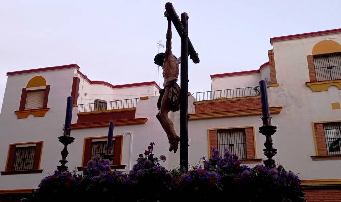 Cristo de Pasión y Muerte a su paso por la calle Trabajo. / Antonio Puente Mayor