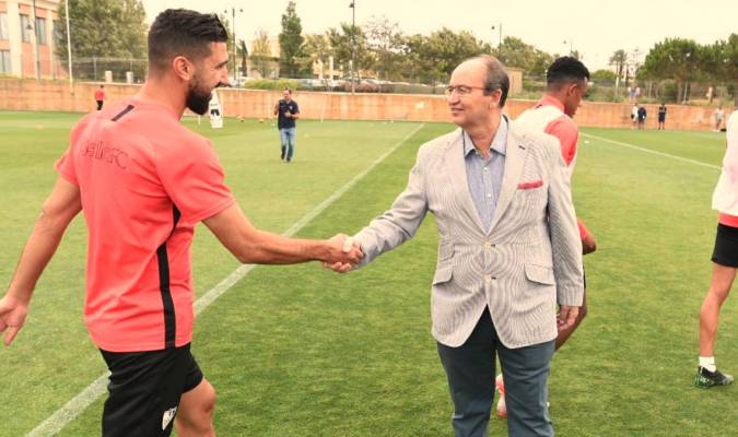 Dabbur saluda saluda al presidente del Sevilla, José Castro, durante una sesión de entrenamiento. / SFC
