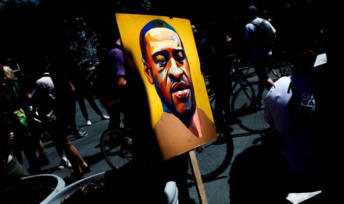 Un manifestante sostiene una imagen con el rostro de George Floyd en Nueva York. EFE/ Justin Lane