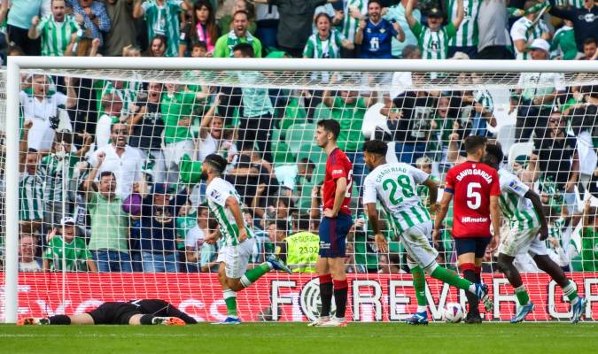 El mediocampista del Betis Isco (i) celebra su gol durante el partido de la jornada 11 de LaLiga EA Sports, este domingo en el estadio Benito Villamarín de Sevilla. EFE/ Raúl Caro.