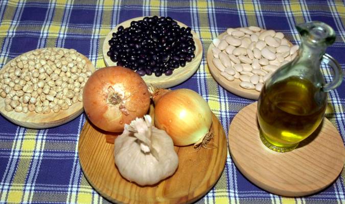 Alimentos básicos de la dieta mediterránea se compone fundamentalmente de frutas y hortalizas, leguminosas (garbanzos, lentejas o judías), pescado y aceite de oliva. EFE/Paco Torrente