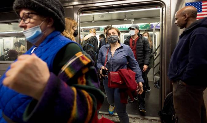 Nueva York pide volver a usar mascarilla en público ante repunte de covid-19