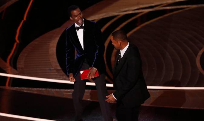 Imagen del pasado 24 de marzo del actor Will Smith (d) abofetea al presentador de la gala Chris Rock (i) durante la 94ª ceremonia anual de los Premios de la Academia de Cine estadounidense. EFE/Etienne Laurent