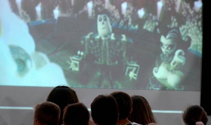 Un grupo de niños ve una película infantil en una sala de cine. / El Correo.