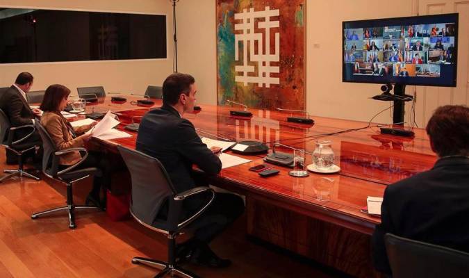 El presidente del Gobierno español, Pedro Sánchez, mantiene una videoconferencia con los presidentes autonómicos. / Efe