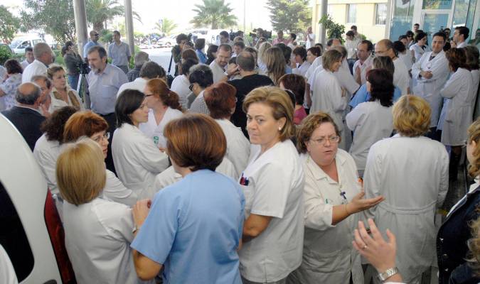 El personal sanitario del hospital de Torrecárdenas de Almería en un paro de diez minutos en 2017.