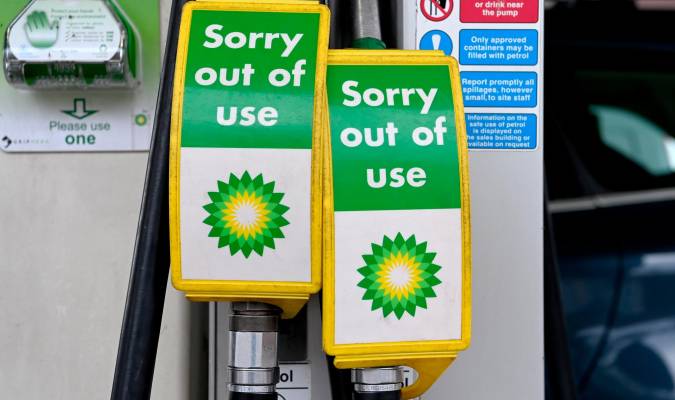 Vista de unos surtidores de una gasolinera fuera de servicio en Londres este viernes. La petrolera británica BP informó de que ha cerrado "temporalmente" algunas estaciones de servicio en el Reino Unido ante la falta de suministro. / EFE