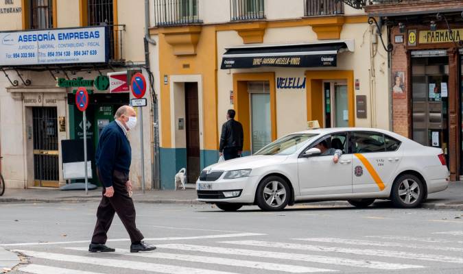 Una persona mayor cruza el paso de peatones de la Plaza del Altozano. / Eduardo Briones. EP
