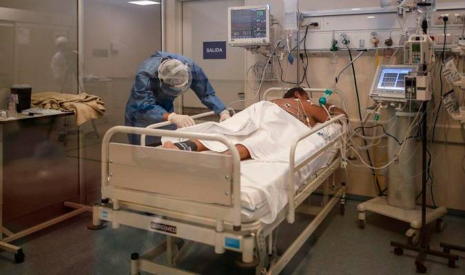 Enfermo de Covid-19 ocupando una cama UCI. / Fotografía: EFE