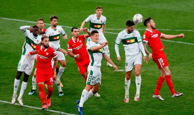 Un Sevilla depresivo finaliza una semana nefasta con el mismo guión (2-1)