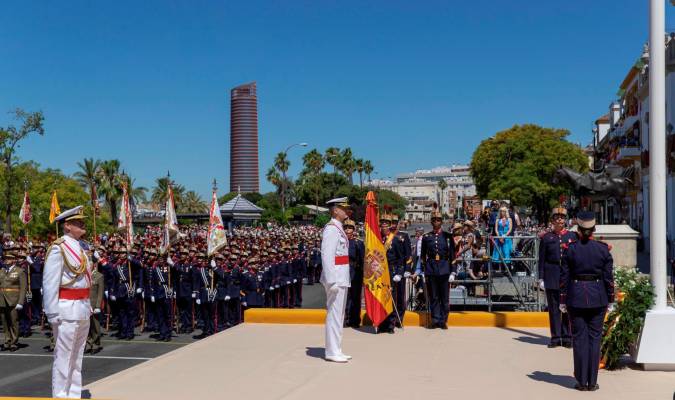 Sevilla se desborda con el desfile de las Fuerzas Armadas