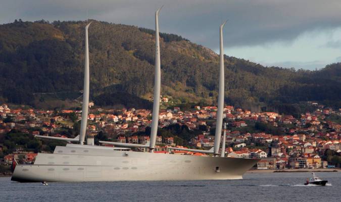 El "Sailing Yacht A" es el velero privado más grande del mundo, valorado en unos 500 millones de euros, está fondeando en Vigo. EFE/ Salvador Sas