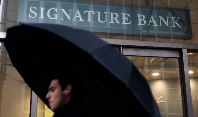 Vista de una persona caminando frente a una sucursal del Signature Bank, en Nueva York, el 13 de marzo de 2023. EFE/Justin Lane