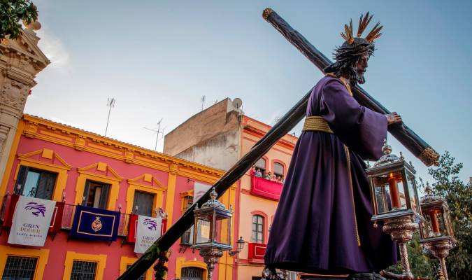 Moreno ante la salida del Señor del Gran Poder en Sevilla: «Recuperamos tradiciones para vivirlas como antes»