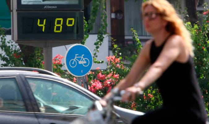 Termómetro en Sevilla que refleja las altas temperaturas durante la ola de calor-.