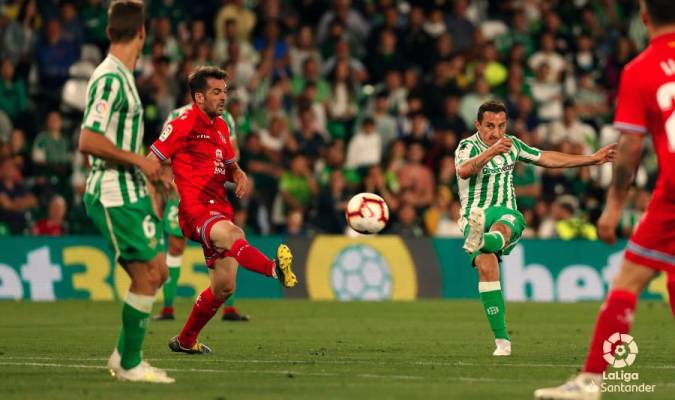 Andrés Guardado realiza un lanzamiento de fata durante un partido de Liga del Betis. / LFP