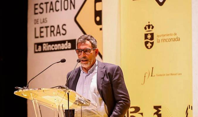 Víctor del Árbol inauguró la primavera literaria de La Rinconada (Foto: Ayuntamiento de La Rinconada)
