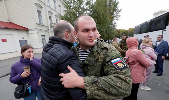 Reclutas rusos se despiden de sus familiares en una oficina de reclutamiento durante la movilización militar parcial de Rusia, en San Petersburgo, el 28 de septiembre de 2022. EFE/EPA/ANATOLY MALTSEV