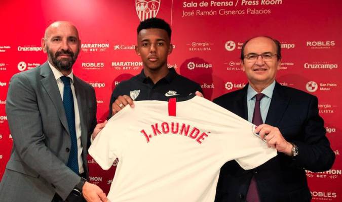 El central Kounde, entre Monchi y José Castro durante su presentación como nuevo jugador del Sevilla. / EFE