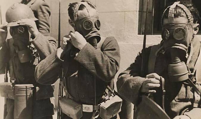 Soldados colocándose las máscaras de gas durante la I Guerra Mundial. / El Correo