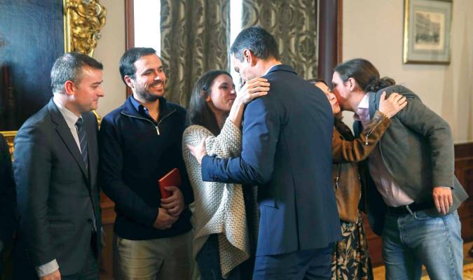 Pedro Sánchez, saluda a la dirigente de Podemos Irene Montero mientras el líder de Unidas Podemos y Pablo Iglesias, besa a la vicesecretaria general del PSOE, Adriana Lastra,. EFE/Paco Campos