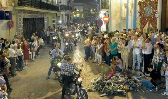 Ofrenda de flores en motos al simpecado de Nuestra Señora de la Asunción (Foto: Hermandad)