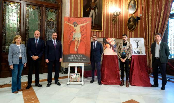 La Hermandad del Cristo de Burgos ha presentado su CDL aniversario en el ayuntamiento