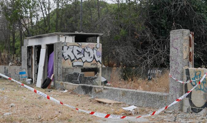 Imagen de la caseta de electricidad abandonada en Sevilla donde el pasado 12 de agosto una mujer de 44 años fue asesinada por su pareja, que se suicidó después. EFE/José Manuel Vidal