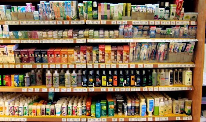 Productos de cosmética ecológica en las estanterías de una tienda de Madrid. EFE/Laura Mas