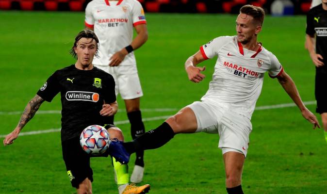 El delantero holandés del Sevilla, Luuk de Jong (d), disputa el balón ante el centrocampista sueco del Krasnodar, Kristoffer Olsson. EFE/Julio Muñoz.