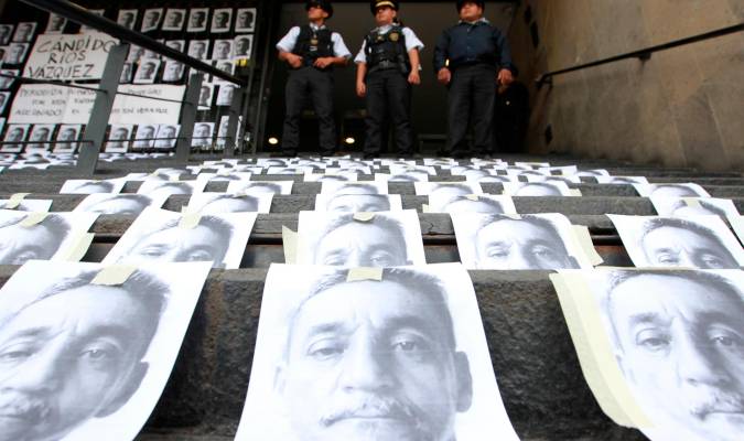 Decenas de fotografías del periodista Cándido Ríos Vázquez, asesinado en la ciudad de Hueyapan de Ocampo, México.