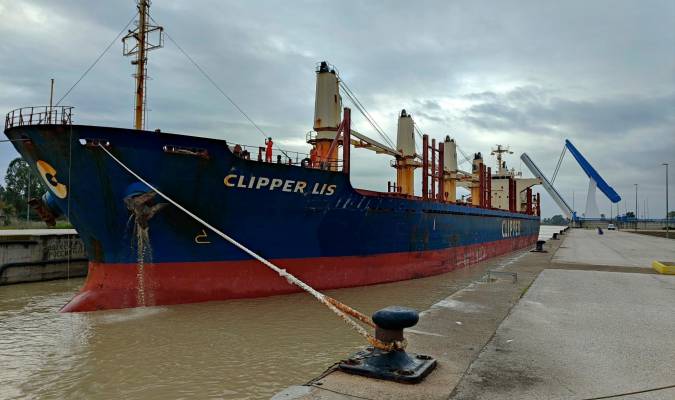 El buque Clipper atracado en el Puerto de Sevilla.