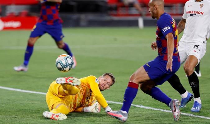  El delantero danés del FC Barcelona, Martin Braithwaite (d), intenta rematar ante el guardameta checo del Sevilla, Tomas Vaclik. EFE/Jose Manuel Vidal.