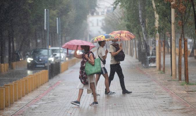 El otoño comienza con lluvia y tormenta en Sevilla