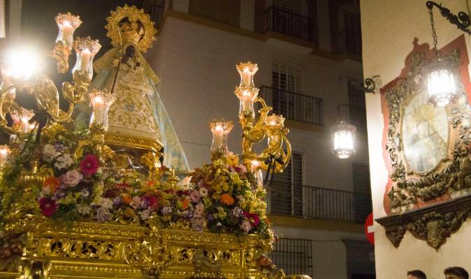  La Virgen de Guadalupe de San Buenaventura en procesión / Glorias de Sevilla