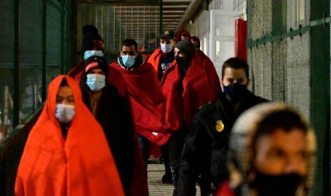Once detenidos por pasar 160 migrantes de Ceuta a Cádiz, 60 menores