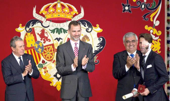 El rey Felipe VI aplaude al torero Juan Padilla tras recibir un galardón, durante la entrega de los premios Taurinos y Universitarios organizados por la Real Maestranza de Caballería de Sevilla en 2015. EFE/Jose Manuel Vidal.