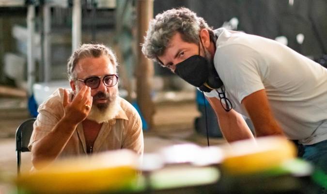 El director sevillano Alberto Rodríguez (d) y el actor Javier Gutiérrez conversan en el set del rodaje de su nueva película "Modelo 77". EFE/ Raúl Caro.