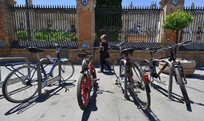 Aparcamientos de bicis en el entorno de la Universidad. Foto: Jesús Barrera.