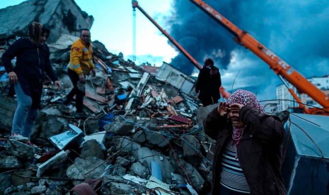 Esperando un milagro ante los escombros de Osmaniye
