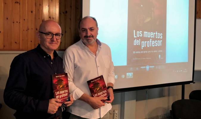 Manuel Jesús Roldán (autor) y Jesús Hermida (ilustrador) en la presentación del libro.