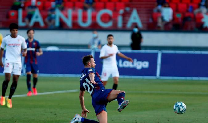 El delantero del Levante Borja Mayoral trata de controlar un balón. EFE / Manuel Lorenzo