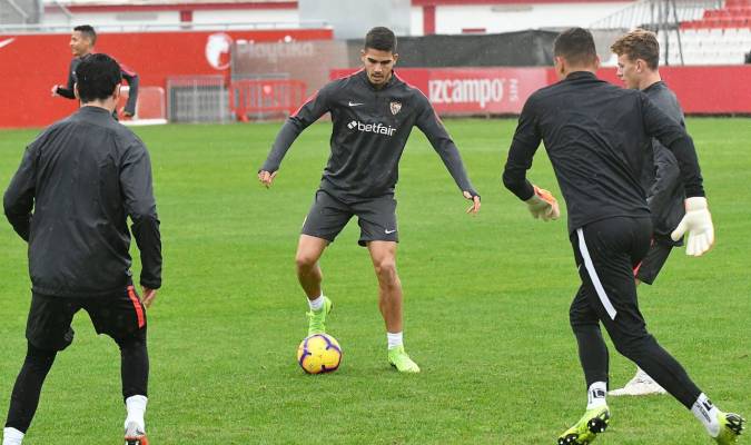 André Silva durante el entrenamiento de esta mañana del Sevilla. / @SevillaFC