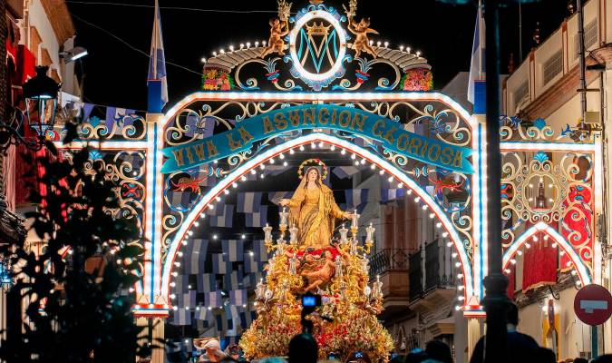La Asunción Gloriosa bajo el arco de las Veredas, lugar donde será venerada este 15 de agosto (Foto: Hermandad de la Asunción).