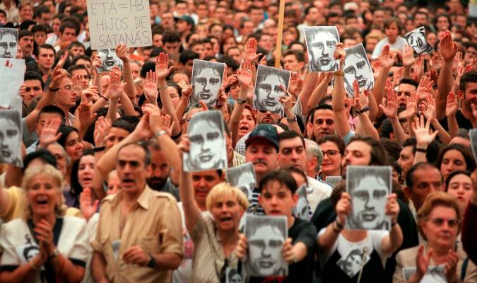 Más de un millón de personas se manifiestan por las calles de Madrid por la Paz, la Unidad y la Libertad, en protesta por el asesinato de Miguel Ángel Blanco, el 14 de julio de 1997. EFE/JJ GUILLÉN