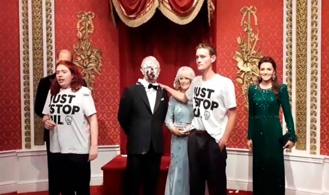 Activistas arrojan tartas al rostro de la figura de cera de Carlos III